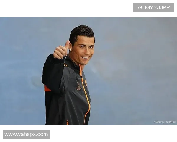 C罗时尚穿搭解析:从球场到街头的完美变身与风格演绎 C罗时尚穿搭解析:从球场到街头的完美变身与风格演绎